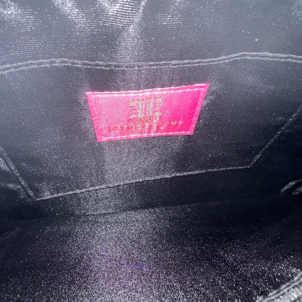 Clutch with stylish zipper